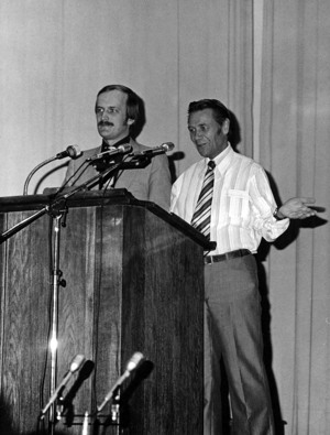Klaus Korhonen saarnaaja Niilo Yli-Vainion kanssa Itvallassa vuonna 1978. Kuva: Fritz Hirtler
