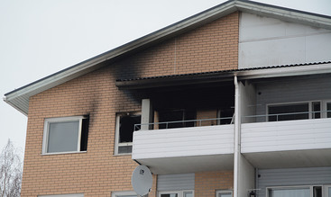 Salon Kontionkujalla sijaitsevan nelikerroksisen talon ylimmn kerroksen asunto tuhoutui tammikuisessa tulipalossa tysin. Kuva: Eero Ketola