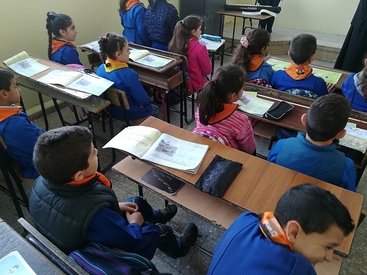 Arviolta kaksi ja puoli miljoonaa lasta Syyriassa ei pse kouluun. Kuvassa Atallah Sukaryan koulun opiskeljoita Wadi Al-Nasarahissa eli kristittyjen laaksossa. Kuva: Olli Pitknen