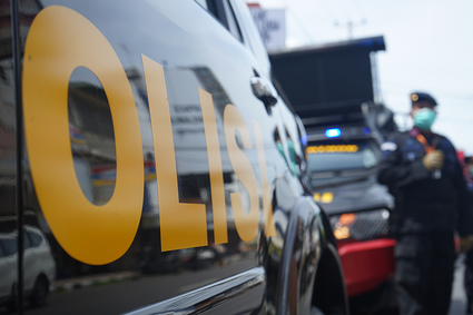 Indonesialainen poliisi tyssn liikenteen keskell Makassarin kaupungissa. (Shutterstock)