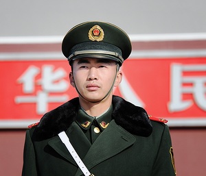 Kommunismin halutaan vahvistuvan kirkoissakin. Kuvituskuvassa sotilas Pekingiss. Kuva: Shutterstock