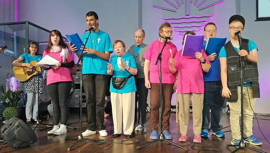 Pkaupunkiseudun Ksi Kdess -ryhm lauloi valtakunnallisessa kehitysvammaisten jumalanpalveluksessa Keravalla 28. huhtikuuta. Kuva: Inkeri Tuikka