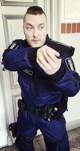 Rovaniemelinen Jani Liukkonen on toiminut mainoskasvona ja avustajana tv-sarjoissa. Kuva poliisisarjasta, jossa hn sai univormun ylleen.