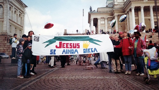 Helsingin King's Kids -klubilaiset osallistuivat 1990-luvun puolessavliss marssille itse suunnittelemansa banderollin kanssa.