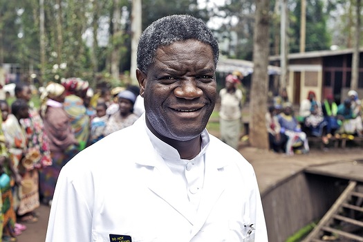 Denis Mukwege tekee edelleen paljon leikkauksia sairaalassaan ja kiert maailmalla puhumassa. Muun muassa Fidan toiminnanjohtaja Harri Hakola tapasi Mukwegen vuosi sitten Brysseliss. Kuva: Torleif Svensson