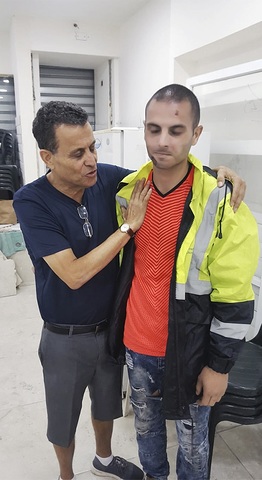 Shlomi Nachum rukoili 6. marraskuuta remontin keskell kadulta tulleen nuoren huumeidenkyttjn puolesta. Sen jlkeen nuori mies ohjattiin hengelliseen hoitokotiin. Kuva: Markus Rantanen