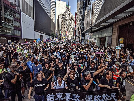Hongkongin mielenosoituksissa protestoijat pitivt ylhll kuutta sormea merkkin viidest vaatimuksesta, joista yhdestkn ei olla valmiita luovuttamaan. (Shutterstock)