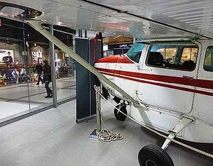 Cessna 206 -pienkone oli maaliskuun ajan esill Raision Mylly-ostoskeskuksessa. Kuva: Sde Loponen
