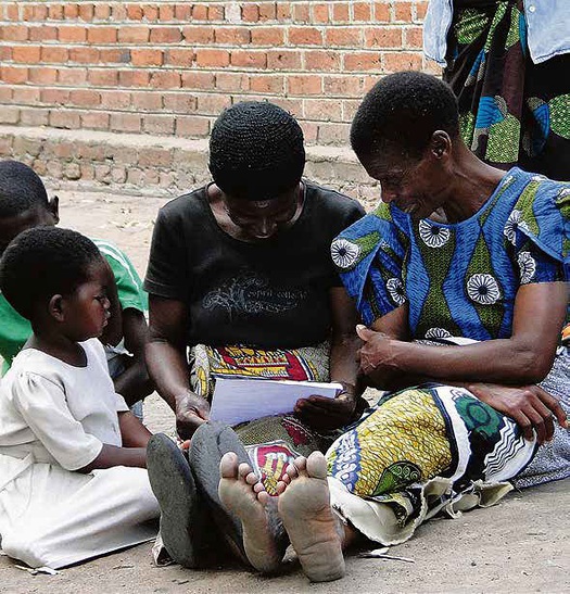 Uudet raamatunknnkset herttvt ilmestymisaikanaan tunteita puolesta ja vastaan. Samaan aikaan maailmassa on arviolta yli 340 miljoonaa ihmist, joiden idinkielelle ei ole knnetty yhtn raamatunosaa. Kuvassa testiluetaan raamatunteksti Malawissa.