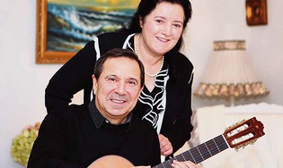 Herman ja Helena Blomruksen kodissa Vantaalla soi usein hengellinen musiikki %u2013 joko nitteilt tai itse soitettuna ja laulettuna. Kuva: Ruut Ahonen