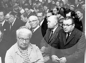 Eino Ahonen (vas.) ja Toivo Heikkinen joutuivat suurlakon vuoksi ylimrisiin seikkailuihin kevll 1956.