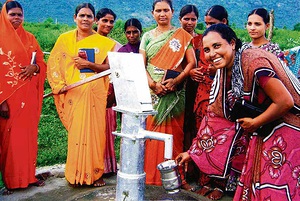 Kyln naisille kaivon puhdas vesi on yhteinen ilon aihe.