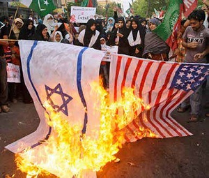 Lapsia kasvatetaan monissa muslimimaissa vihaamaan Israelia. Kuva mielenosoituksesta Pakistanista.