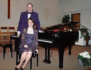 Alexander ja Victoria Skorodumova kersivt konsertillaan hyvn tuoton Sortavalan kristilliselle keskukselle. Kuva: Alpo Hukkanen