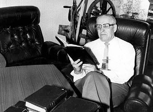 Arthur Kukkula tuli tunnetuksi poikkeuksellisen ahkerana Raamatun lukijana. 1980-luvun kuvassa pydll saarnaajan ksiss kuluneita Raamattuja.