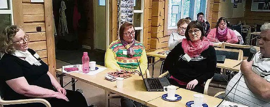 Tss luodaan Vammaispalvelun ideapankkia koulutuksen aikana syntyneist ideoista. Paula Plysjuk, Eija Suikki, Pivi Niemi ja Seppo Kuusisto esittelevt ryhmtyn tuloksia.