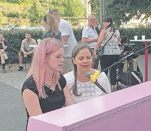 Musiikki kuuluu Turun Kotikirkon vahvuuksiin. Tll kertaa pianon takana olivat Jenni Kankaro (vas.) ja Jetta Aarnio.