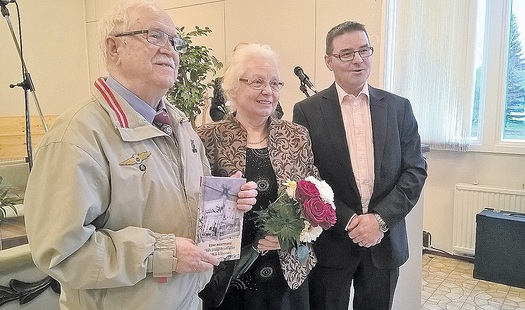 Eero Marttinen Ritva-vaimonsa kanssa kirjan julkaisutilaisuudessa Isossakyrss.