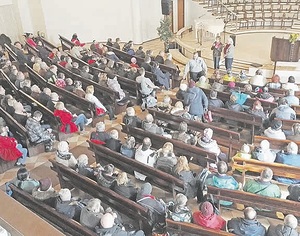 Kotkan helluntaiseurakunnan kirkkosali on tptynn perjantain Leipkirkossa, jossa lhes 300 ihmist kuuntelee hengellist osuutta hiirenhiljaa. Kuva: Kari Ketoja