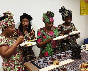 Kongolaiset tarjosivat maistiaisia Afrikasta. Kuva: Tarja Jskelinen