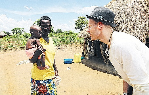Toimittaja Mikko Keklinen vieraili Ugandassa tapaamassa Fidan tukemia entisi lapsisotilaita. Kuva: Yle
