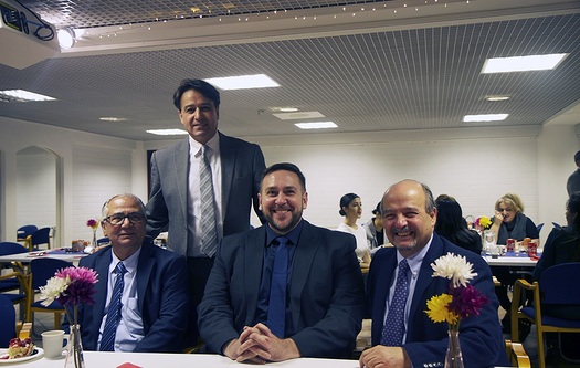 Mehdi Arshamfar (vas.), Mohammad Modaber, Mika Yrjl ja Lazarus Yeghnazar nauttivat yhteisest ateriasta Iran-juhlan jlkeen.