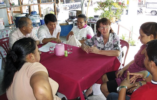 Maailmassa on viel noin 6 500 kansanryhm, jotka eivt ole kuulleet Jeesuksesta. Tm tosiasia pit Bisnestiimin liikkeell. Kuvassa Pirjo Backman, yksi tiimilisist, seurustelee paikallisten uskovien kanssa Thaimaan Phuketissa. Pirjoa kuuntelee muun muassa Phuketiin nepalilaisseurakunnan perustanut Sarah (2. oik.).