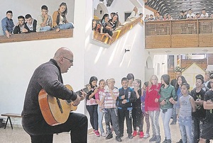 Suomalaisryhm kvi mys Bksin romanilasten koulussa, jossa Rainer Lindeman lauloi koululaisille.