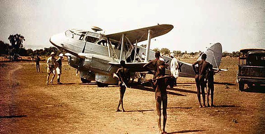 MAF:n lentokone De Havilland Rapide Madagaskarilla 1950-luvulla. Monille kolmannen maailman ihmisille MAF:n lentokoneet ovat olleet ensimmisi lentokoneita, joita he ovat nhneet.