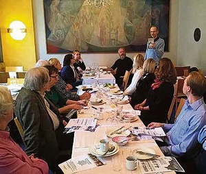 Juhlavuosikoordinaattori Tapio Luoma-aho esitteli reformaatioaiheeseen liittyv kirjallisuutta.