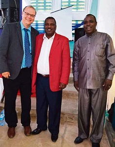 It-Afrikan muslimihertys on levimss mys Tansaniaan, jossa Hannu Lahtinen oli toissa viikolla opettamassa Free Pentecostal Church of Tanzania -liikkeen lhetyskonferenssissa. Kuvassa Lahtinen yhdess kumppanikirkon johtajien kanssa. Kuva: Hannu Lahtisen kuva-arkisto