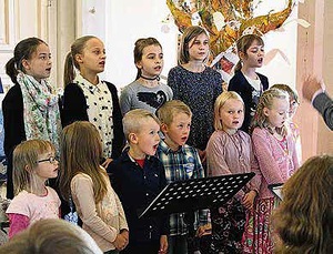 Mikkelinpivn perhekirkossa lauloi mys Lapinlahden helluntaiseurakunnan lapsikuoro. Kuva: Liisa Kudjoi