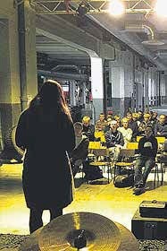 Anne Savolainen puhumassa Parraskuu-liikkeen miesten Rise Up -viikonlopussa 2013.
