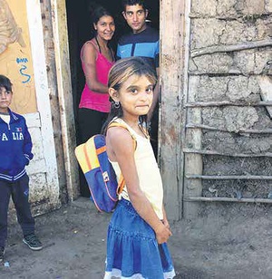 Syyskuussa 2016 kotipihallaan poseeraa 7-vuotias Denisa, jonka kasvoille on avun ansiosta syttynyt toivon kipin. - Tst en luovu, sanoo ekaluokkalainen romanitytt koulurepustaan.