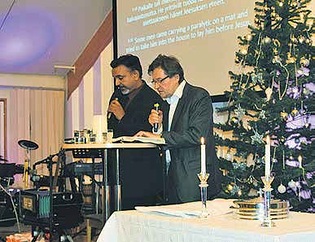 Pastori Kysti Frestadius (oik.) toi Shahzad Samuelin kanssa Urdu Hindi Fellowshipin kaksivuotisjuhlaan rohkaisevan sanoman.