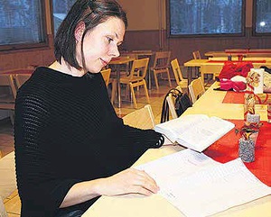 Miia Ojala piti kirjaa Raamatun lukuvuoroista. Kuva: Tellervo Lehtoranta