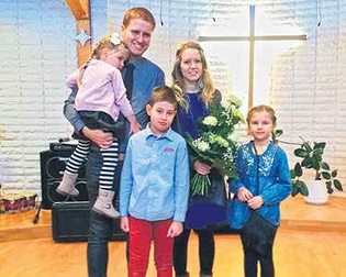 Waltteri ja Hanna Haapala toivotettiin tulojuhlassa lastensa Noelin, Nelman ja Wenlan kanssa tervetulleeksi Siilinjrvelle. Kuva: Markus Aittola