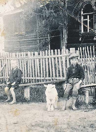 Vihtori (oikealla) veljens Miika Virolaisen kanssa kotitalon edustalla Inkerinmaalla. Kuvan otti saksalainen sotilas kesll 1943.