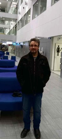 Knnykkkuvaan Parkinsonin tautia sairastavasta Kari Honkasesta Kuopion yliopistosairaalan eteisess kiteytyy paljon. Paikka on tullut hnelle viime vuosina tutuksi.