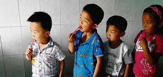 Lapset pesevt hampaita kesken koulupivn Pohjois-Korean maaseudulla Jongussa. Fidan suunterveytt edistv hanke sai maassa aikaan hyvi tuloksia. Kuva: Fidan arkisto