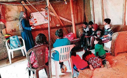 Paikalliset kumppanijrjestt muun muassa yllpitvt kahta esikoulua. Kuvassa kumppanijrjestn tyntekij opettamassa beduiinilapsia. Kuva: Fidan arkisto
