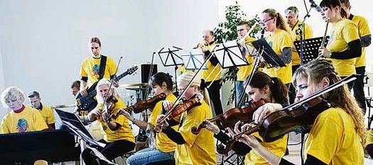 Virolaisvieraat tydensivt mys Jippii-orkesteria, jossa oli yhteens yli 20 soittajaa. Kuva: Outi Rossi / Jippiimissio