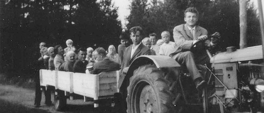 Maaseudulla oli pitkt vlimatkat. Kysti Pahkamki kyyditti kokoukseen menijit traktorin perkrryss.