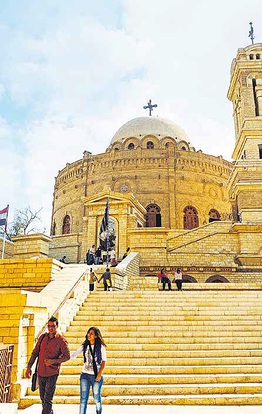 Egyptin pkaupungin Kairon koptikorttelissa sijaitsee muun muassa korkeasta kellotornista tunnettu St. Georgen kirkko. Kristittyjen jumalanpalveluspaikoille on pitkn ollut vaikea saada rakennuslupia, ja uuden lain otaksutaan vaikeuttavan asiaa yh. Kuva: eFesenko / Shutterstock.com