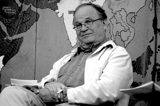 Valtter Luoto (1936-2021) keskustelutilaisuudessa Juhannuskonferenssissa vuonna 2004. (Teemu Kuisma) 