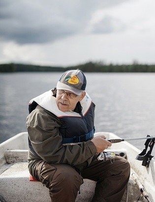 Kesisin Arto Hmlinen rentoutuu mkill kalastaen. Kuva: Sakari Rysk
