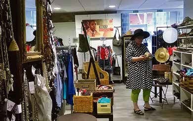 Pieness pop up -myymlss on valikoima kysytyimpi kirpputorituotteita eli vaatteita, kenki, laukkuja ja koruja. Kuva: Helca Larinkoski
