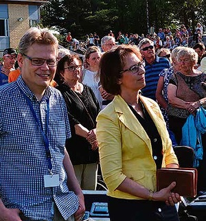 Tyytyvinen konferenssi-isnt Marko Halttunen ja kansanedustaja Sari Essayah valmistautumassa juhannusaaton lipunnostoseremoniaan.