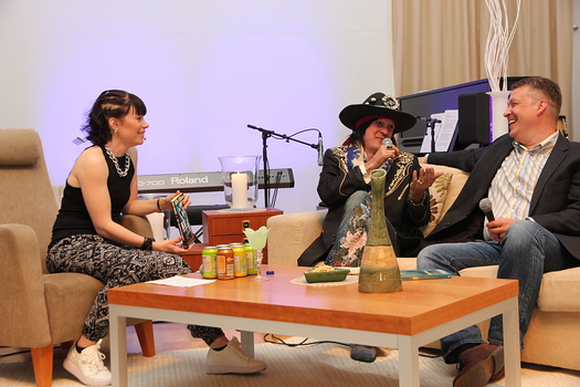Laura Siltalan haastattelussa Andy McCoy ja Kari Korhonen. Ilta Lauran kanssa -talk show oli Kontulan Metrokappelissa 18. toukokuuta. Kuva: Lari Launonen