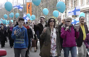 Suuri joukko kristittyj osallistui Jeesus-marssille Jyvskylss. Kuvakaappaus Keskisuomalaisen videolta.